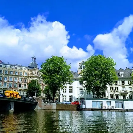 Rembrandt Square Boat Botel *